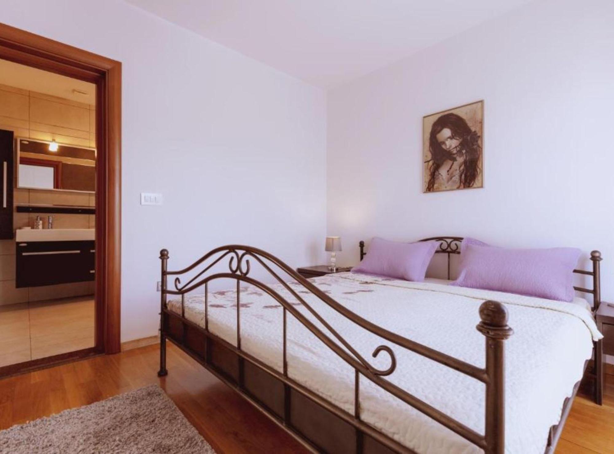 M & B Apartment *